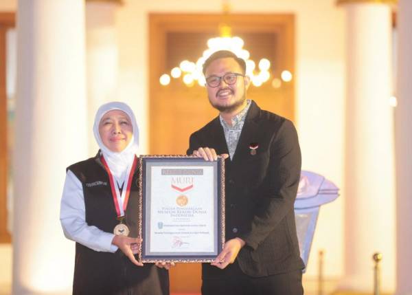 Awal Tahun Khofifah Terima Penghargaan MURI