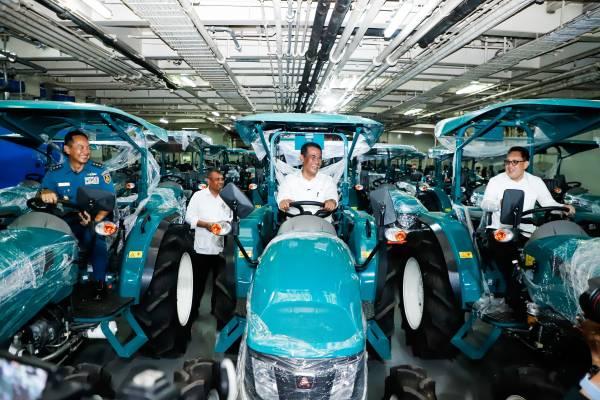 Teguhkan Komitmen Tingkatkan Produksi Pertanian di Daerah, Pemerintah Beri Bantuan Alsintan