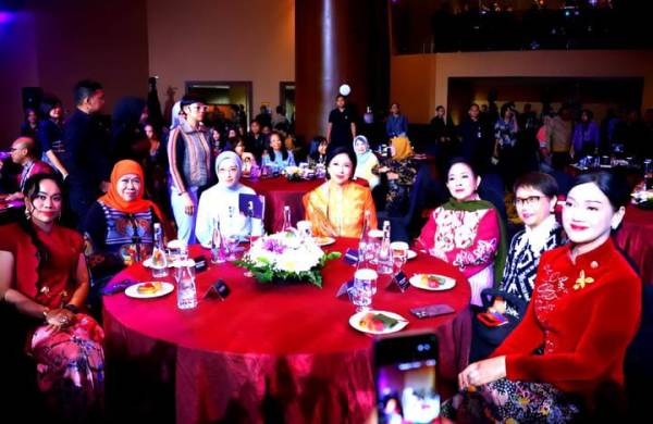 Khofifah Terima Penghargaan CNN Indonesia Berkat Kiprah Perempuan Berdaya