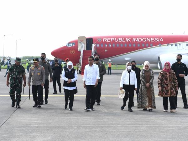 Jokowi Tanam Padi dan Kunjungi Pasar di Tuban