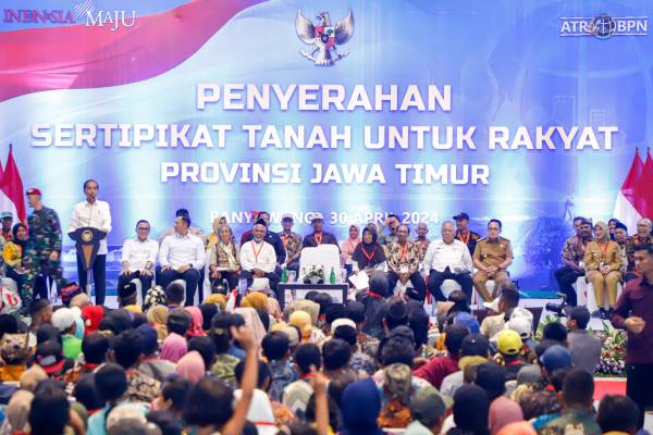Jokowi Serahkan 10.323 Sertipikat Tanah Elektronik di Banyuwangi