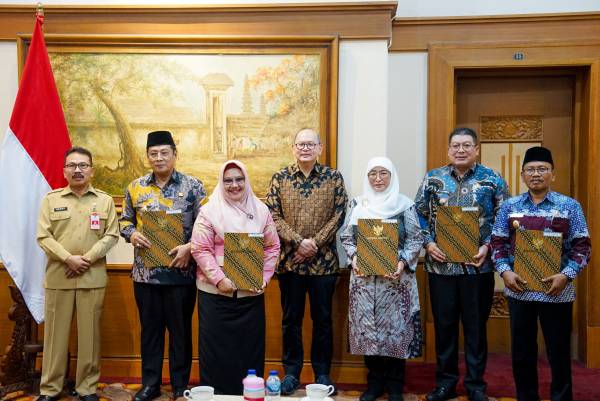 Pj. Sekdaprov Jatim Serahkan Surat Tugas 5 Plt. Bupati