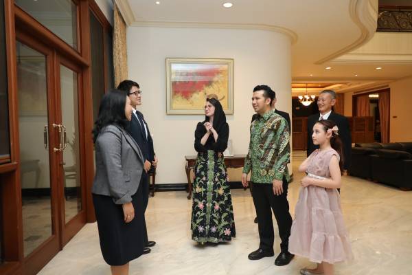 Emil Terima Penghargaan Dari Menlu Jepang