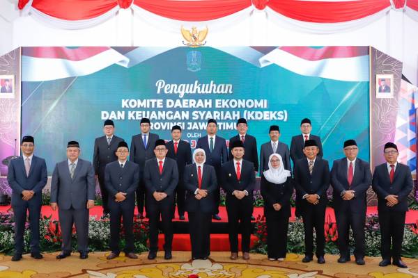Khofifah Kukuhkan Dewan Komite Daerah Ekonomi dan Keuangan Syari'ah  Jatim