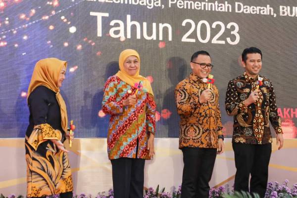 Khofifah Ajak Peserta Bunyikan Otok-Otok Permainan Tradisional Sebagai Penanda Peluncuran KIPP