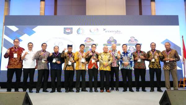 Pemprov  Jatim Terima Penghargaan ADLGA