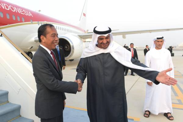 Di Abu Dhabi, Presiden Jokowi Disambut Langsung Presiden MBZ di Bandara Zayed