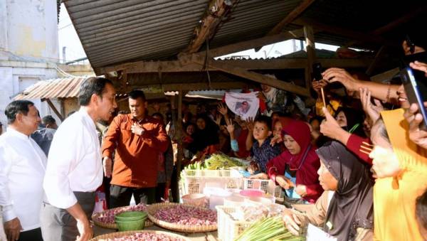 Jokowi Tinjau Harga Komoditas Pangan di Pasar Grogolan Baru Pekalongan
