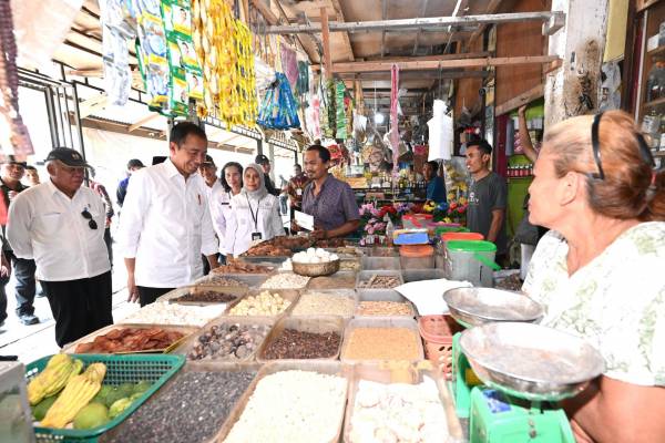 Jokowi Cek Harga dan Stok Bahan Pokok di Pasar Kawat Tanjungbalai
