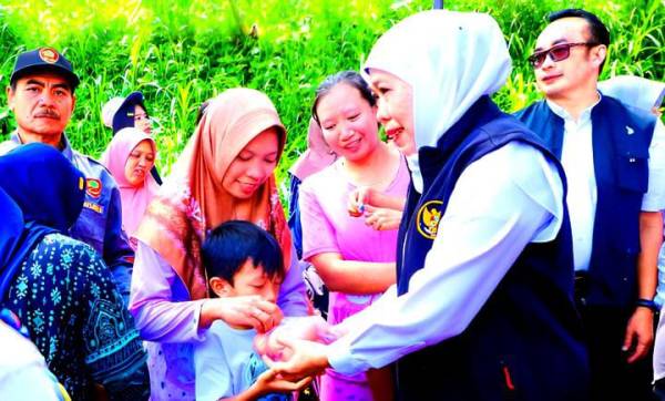 Operasi Pasar Khofifah Serbu Malang Lansia Dapat Beras Gratis