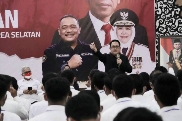 Beri Semangat Calon Pekerja Migran Jatim, Adhy Karyono:  Jaga Semangat dan Nama Baik Bangsa