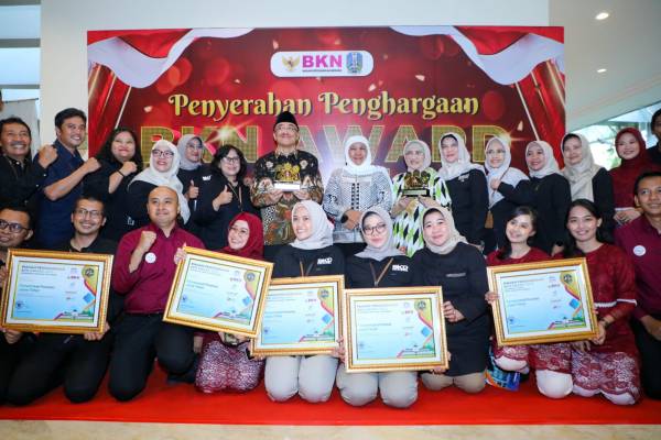 Jatim Terima Penghargaan BKN Award 2023 Terbanyak, Khofifah Harapkan  Kompetensi ASN Jatim Meningkat,  Layanan Publik Makin Cepat