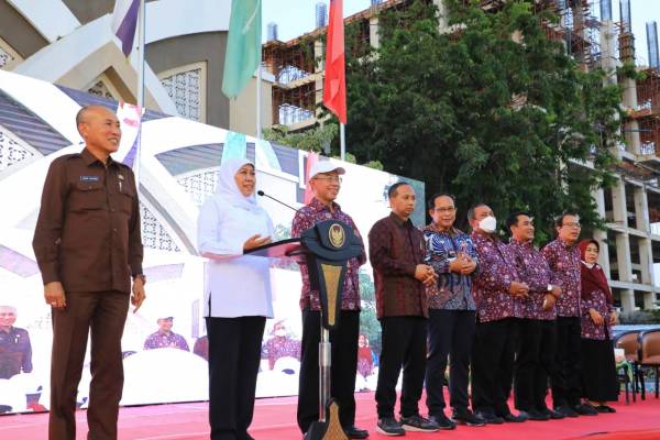 Khofifah Ajak 2.035 Maba Universitas Muhammadiyah Surabaya Perkuat  Sinergi Social Capital dan Intellectual Capital