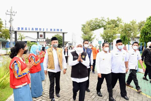 Khofifah Tinjau Pembelajaran Tatap Muka   di Lumajang