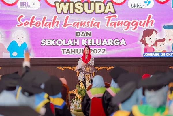 Arumi Bachsin Semangati Wisuda Sekolah Lansia Tangguh dan Sekolah Keluarga