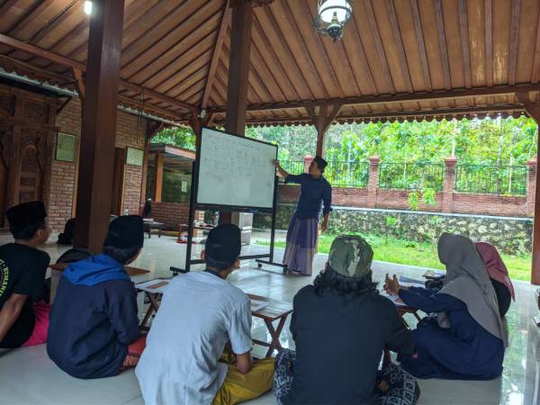 Belajar Aksara Kawi, Ikhtiar Melestarikan Warisan Leluhur