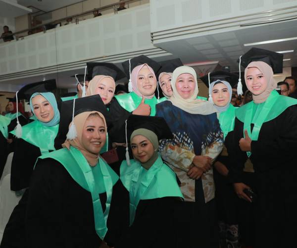 Khofifah Orasi Ilmiah di Wisuda UNU Blitar