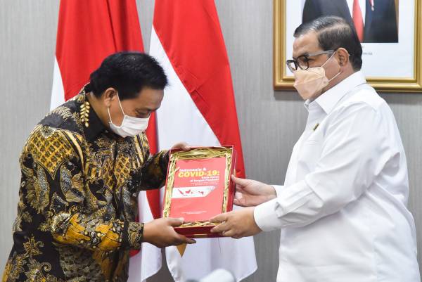 Buku Indonesia dan Pandemi COVID-19: Kerja Keras di Tengah Pandemi Resmi Diserahkan ke Perpusnas