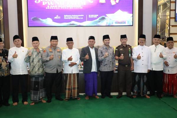 Halal Bi Halal PWNU Jatim, Emil Minta Doa Kyai Bisa Majukan Pendidikan di Jatim