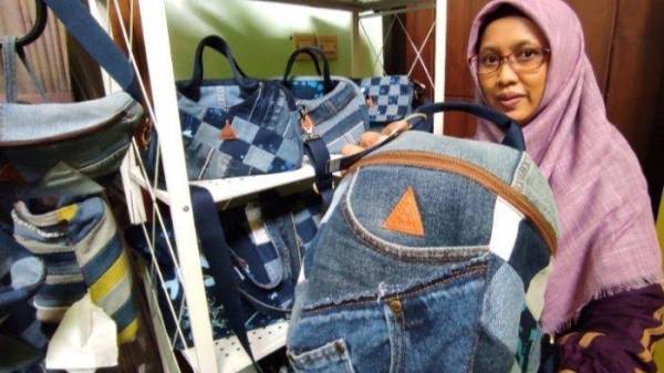 Olah Limbah Celana Jeans Jadi Kerajinan