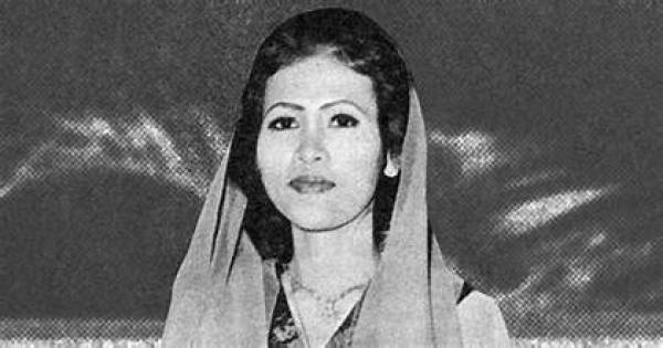 Penyanyi Kasidah Generasi Pertama yang Dijuluki Ummi Kultsumnya Indonesia