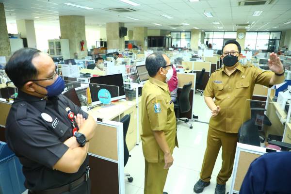 Turuni Tangga, Adhy Karyono Sapa Pegawai dari Lantai Tujuh hingga Lantai Satu