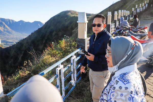 Pj. Gubernur Jatim Ajak Wisatawan Nikmati Keindahan Negeri di Atas Awan di Puncak Bukit B29 Lumajang