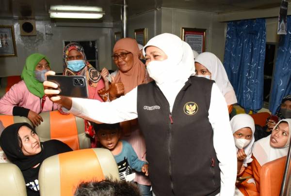 Khofifah Tinjau Arus Mudik di Pelabuhan Jangkar Situbondo