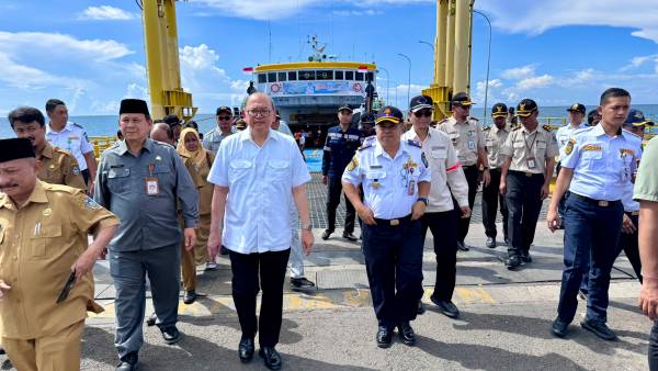 Pj. Sekdaprov Bobby Berangkatkan Mudik Gratis Moda Kapal Laut Rute Jangkar-Raas