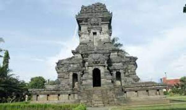 Menguak Peradaban Masa Lalu dari Candi Budha Terbesar di Jawa Timur