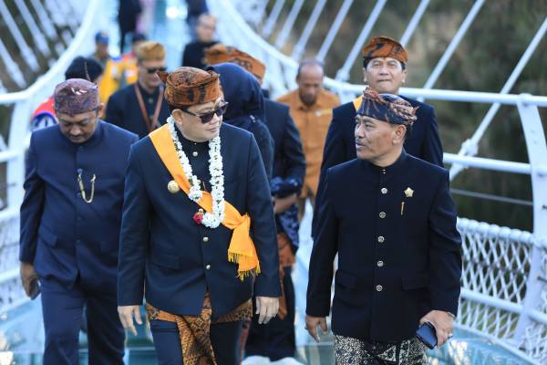Pj. Gubernur Jatim Dikukuhkan Sebagai Warga Kehormatan Masyarakat Suku Tengger