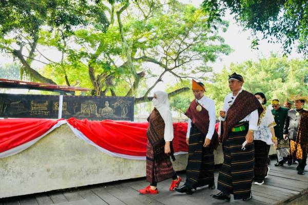 Jokowi Kunjungi Taman Renungan Bung Karno