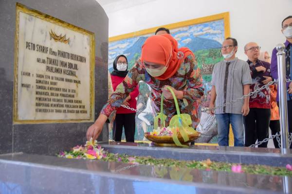 Kuatkan Nasiolisme dengan Maknai Perjuangan Pahlawan Nasional, Khofifah Ziarah ke Makam Tuanku Imam Bonjol dan Kyai Modjo