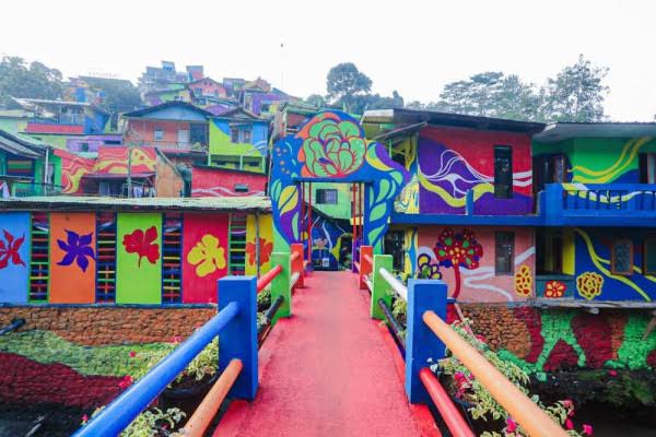 Kampung Pelangi Bandung Bangkit Lagi, Kini Makin Cerah dan Instagramable!