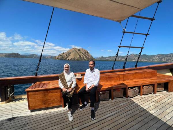 Saat Presiden dan Ibu Negara Naik Kapal Pinisi ke Taman Nasional Komodo