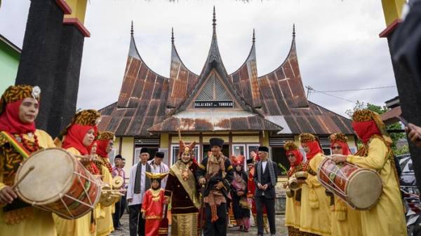 Menjalin Harmoni: Persamaan Tradisi Suku Minangkabau dan Jawa